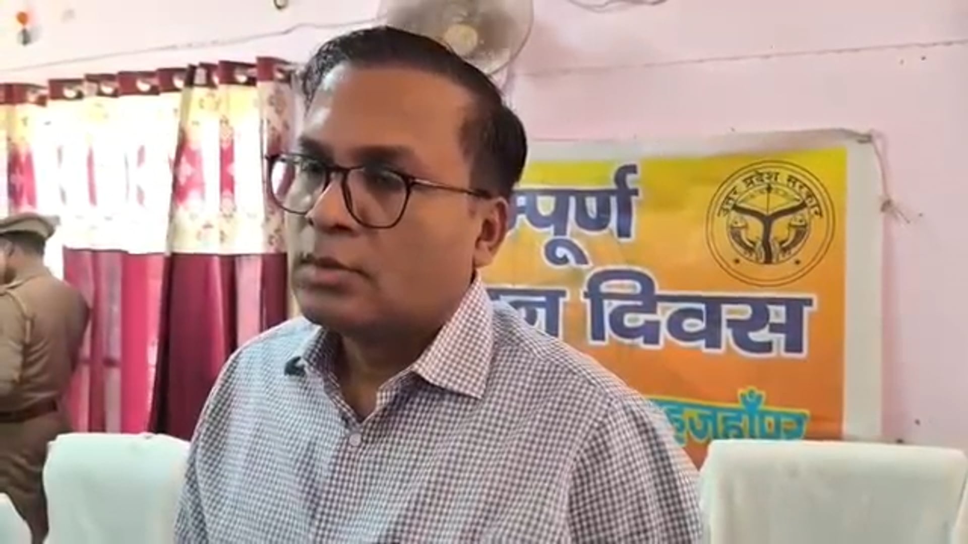 संपूर्ण समाधान दिवस में डीएम का सख्त एक्शन, कानूनगो व अधिशासी अभियंता पर गिरी गाज
शाहजहांपुर की पुवायां तहसील में आयोजित संपूर्ण समाधान दिवस के दौरान जिलाधिकारी धर्मेंद्र प्रताप सिंह ने लापरवाही पर कड़ा रुख अपनाते हुए कानूनगो आदर्श और अधिशासी अभियंता विद्युत पुनीत निगम के निलंबन के निर्देश दिए। भूमि पैमाइश में उदासीनता और समाधान दिवस से अनुपस्थित रहने पर यह कार्रवाई की गई।
कार्यक्रम में कुल 175 शिकायतें प्राप्त हुईं, जिनमें से 6 का मौके पर ही निस्तारण किया गया।