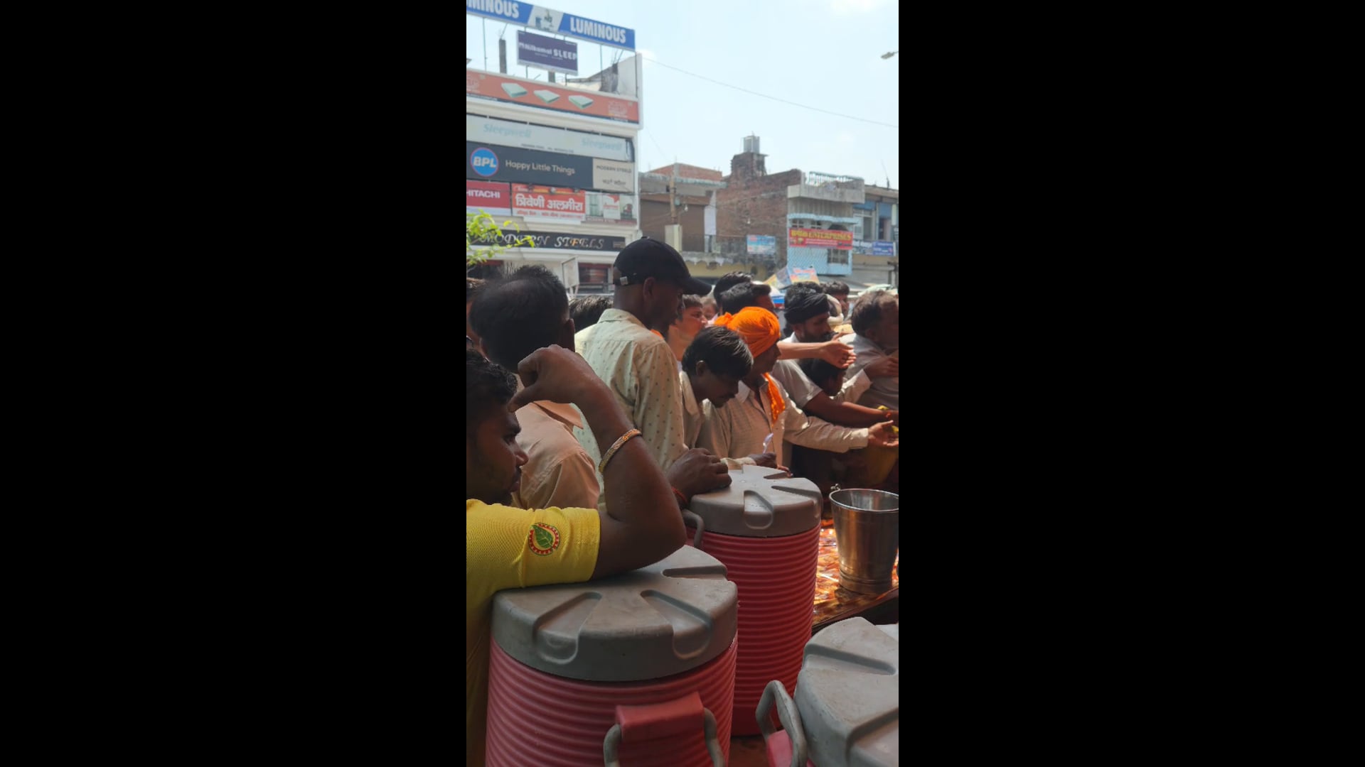 बड़े शनिवार पर विशाल भंडारे में उमड़ी श्रद्धालुओं की भीड़