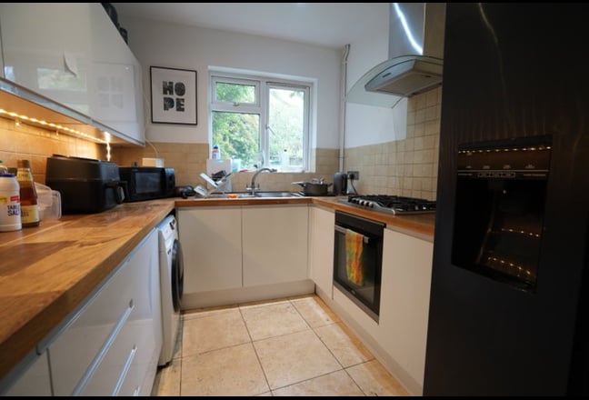 3 double rooms available, Fishponds Rd, All bills  Main Photo