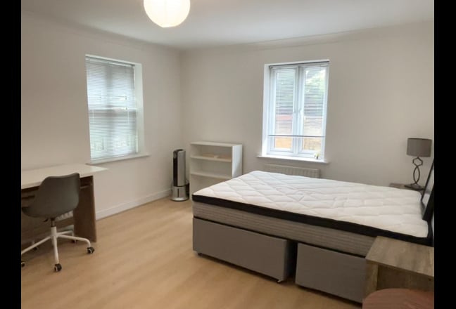 New Renovated/ Couple/ Oval/ Stockwell/  &pound;100 Off Main Photo