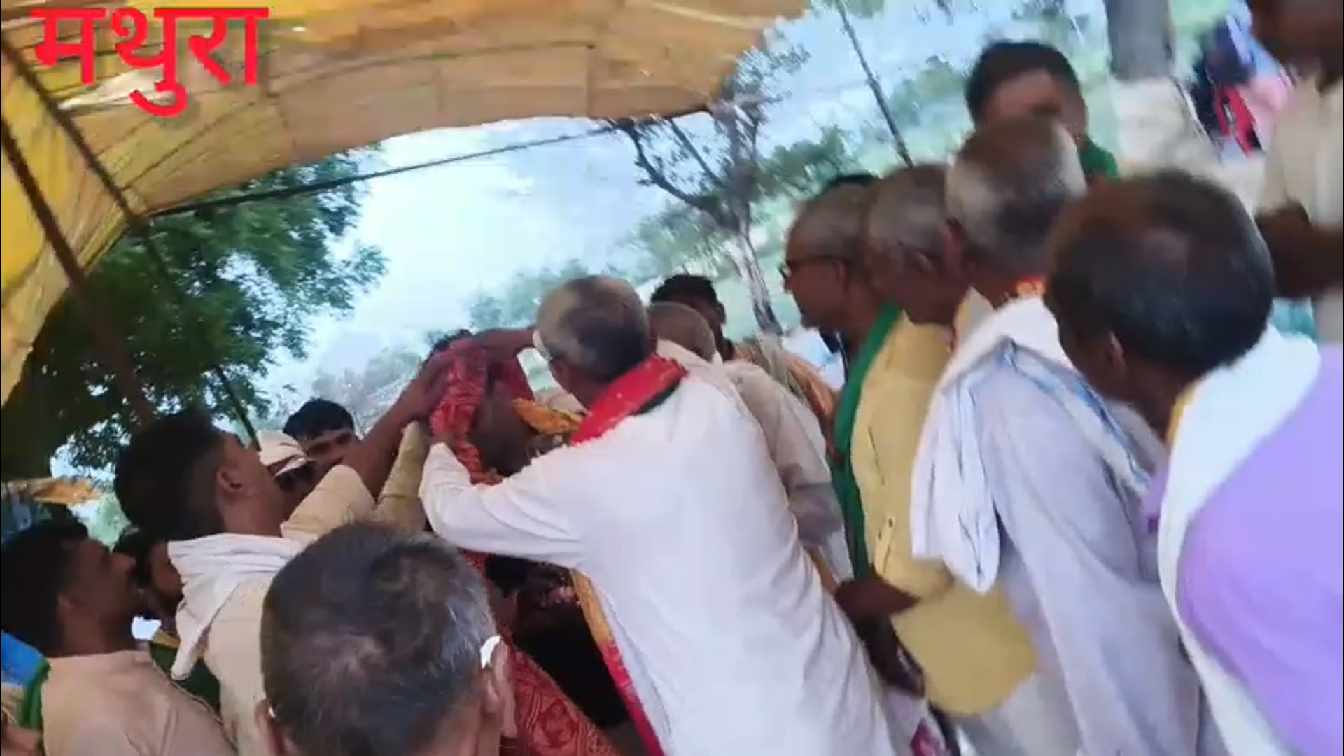 मथुरा के नौहझील में भारतीय किसान यूनियन टिकेट के वरिष्ठ पदाधिकारी ने फौजी का किया सम्मान