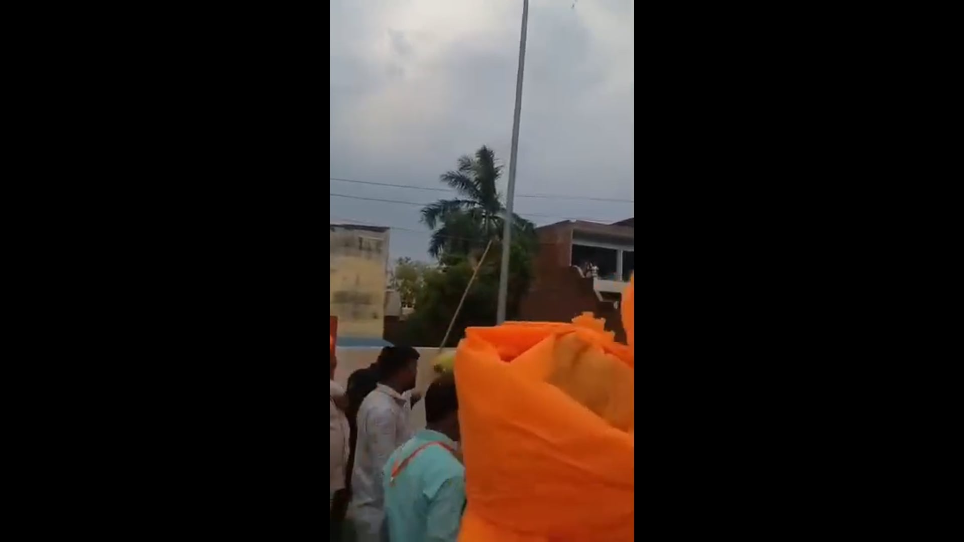 शाहजहांपुर के अटल सभागार में बड़ा हादसा टला, करंट लगने से कई मजदूर घायल
शाहजहांपुर। शहर स्थित अटल सभागार में आज आयोजित एक कार्यक्रम के दौरान बड़ा हादसा टल गया। प्राप्त जानकारी के अनुसार कार्यक्रम की तैयारियों के दौरान कुछ मजदूर बिजली के करंट की चपेट में आकर घायल हो गए।
घटना के बाद मौके पर अफरा-तफरी का माहौल बन गया। हालांकि मौजूद लोगों और संबंधित अधिकारियों की तत्परता से सभी घायलों को तत्काल उपचार के लिए पहुंचाया गया,