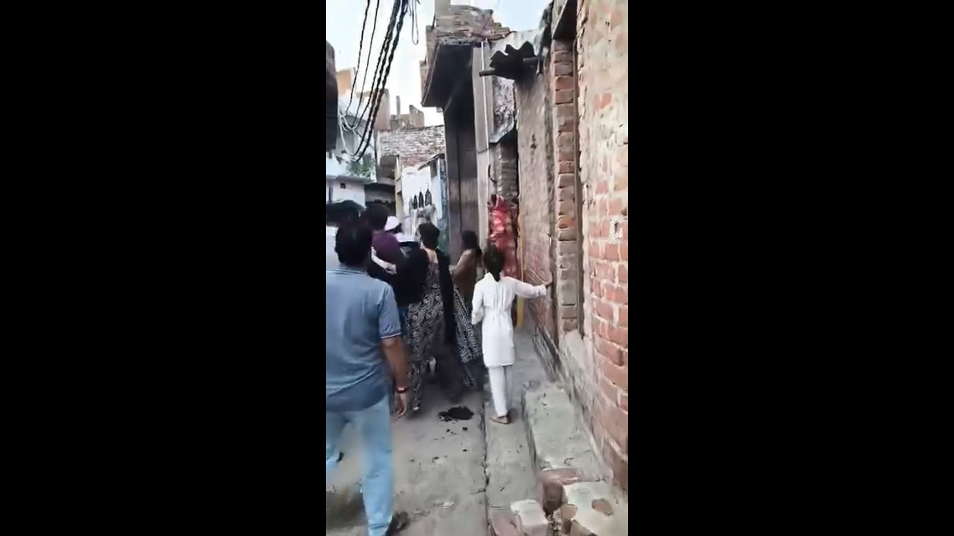 वायरल वीडियो अकबरपुर कोतवाली क्षेत्र के मीरानपुर का बताया जा रहा है मंदिर परिसर में कूड़ा फेंकने को लेकर दो समुदायों की आपस में भिड़ंत पुलिस ने दोनों आरोपियों को हिरासत में लिया।