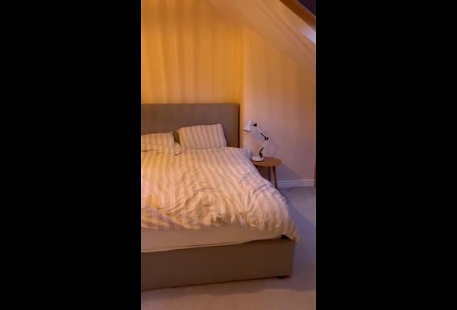 Large room with en-suite and king size bed  Main Photo