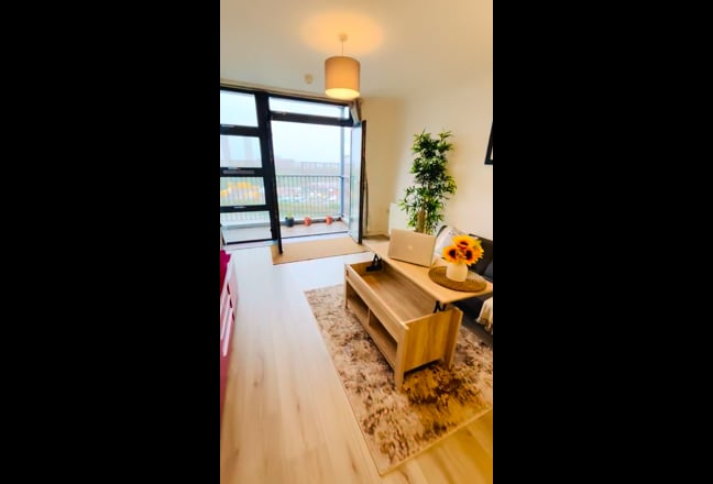 1-Bed Flat + Balcony | Bow E3 | Canary Wharf Main Photo