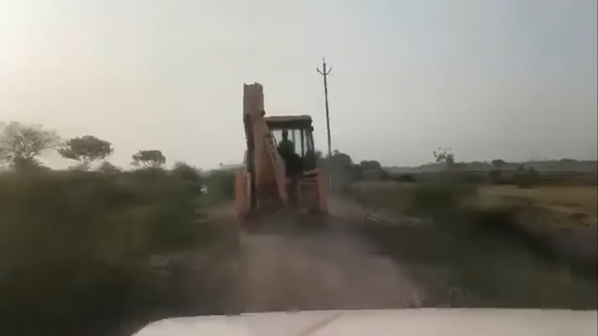 अवैध खनन के खिलाफ कार्रवाई के दौरान एक नायब तहसीलदार अवैध खनन में संलिप्त बताई जा रही जेसीबी मशीन को पकड़ने के लिए उसके पीछे दौड़ते नजर आए। घटना का वीडियो सोशल मीडिया पर तेजी से वायरल हो रहा है। वीडियो को लेकर लोगों में चर्चा है और प्रशासन की कार्रवाई को लेकर विभिन्न प्रतिक्रियाएं सामने आ रही हैं।