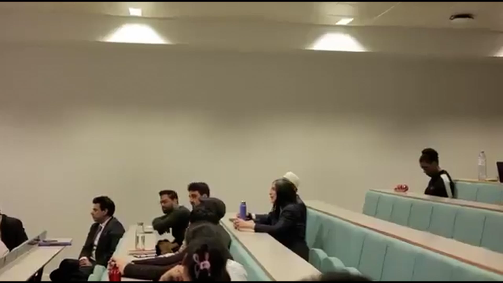 ▶️.......चौंकाने वाली खबर :*
CJI सूर्यकांत को लंदन के बर्कबेक में* एक लेक्चर के दौरान परेशान किया गया 
जिसकी भारतीय हाई कमीशन ने निंदा की।
महिला की पहचान "कल्पना विल्सन" के रूप में हुई* जो एक भूगोल की प्रोफेसर और भारत विरोधी प्रोपेगैंडा करने वाली है,,,
CPI(ML) से जुड़े ग्रुप से जुड़ी कल्पना विल्सन ने* पहले उमर खालिद और स्टेन स्वामी की रिहाई के लिए कैंपेन चलाया है*
जबकि 2022 के लीसेस्टर अशांति से जुड़ी कहानियों में उनकी भूमिका की भी* जांच हुई है।
मेरे देश के CJI का अपमान नहीं सहेगा हिंदुस्तान 🔥*