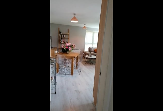 Riverside, luxury 2 bed apartment. Private parking Main Photo