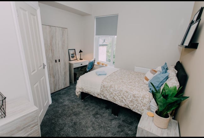 Luxury Ensuite in Stylish City Centre House Main Photo
