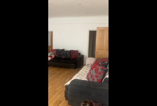 Ensuite Bedroom in Queens Park Main Photo