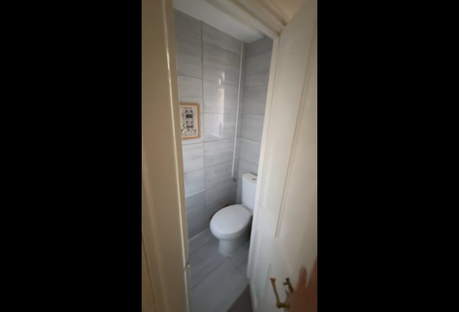 Comfortable Double Room - Great Location! Main Photo