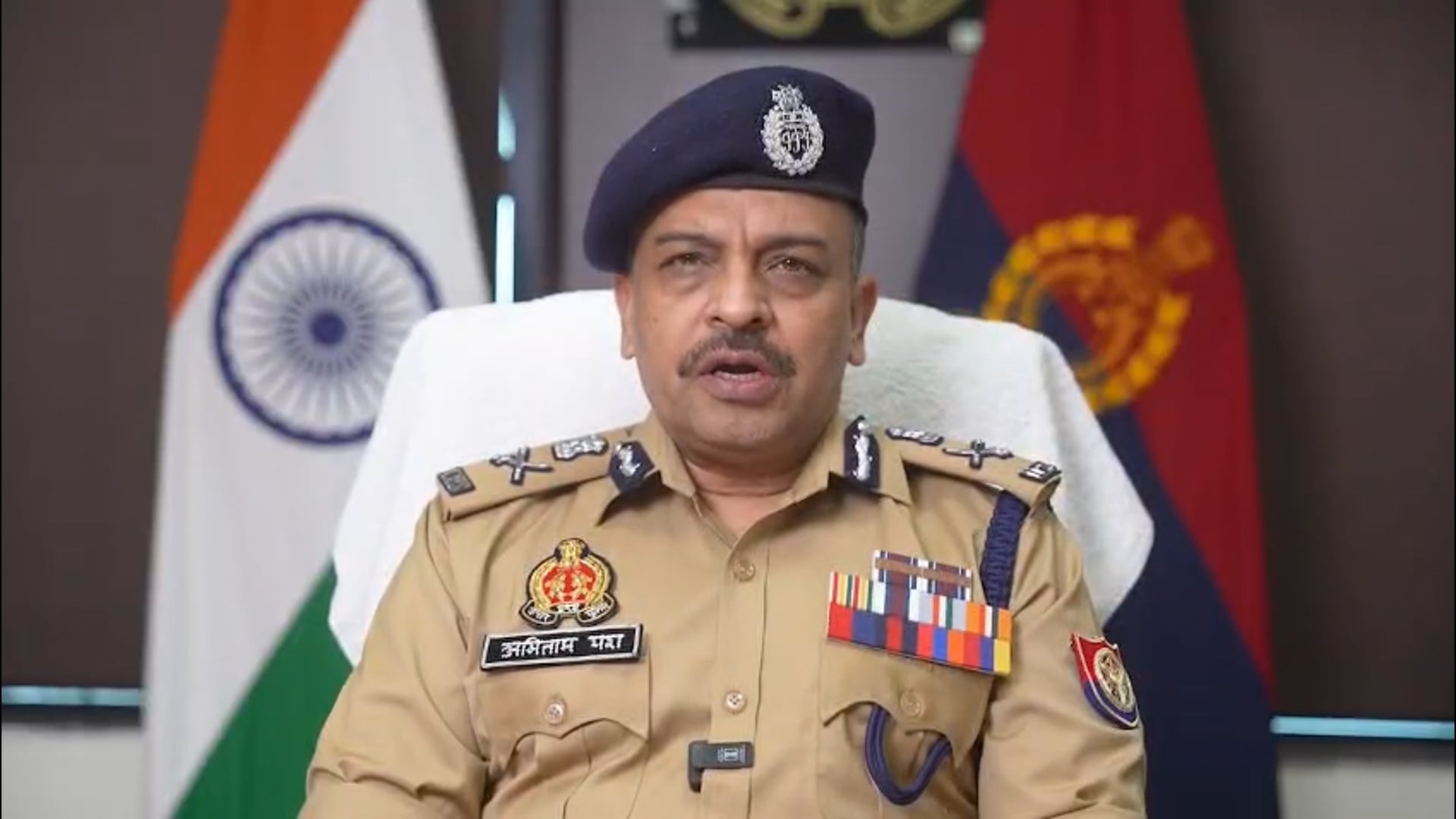 ▶️....दिनांक 07.06.2026 को जनपद अयोध्या में उत्तर प्रदेश एसटीएफ की प्रयागराज इकाई द्वारा की गई कार्रवाई के दौरान शार्प शूटर, कॉन्ट्रैक्ट किलर एवं ₹01 लाख का इनामी कुख्यात अपराधी भानू प्रताप सिंह उर्फ बबलू सिंह निवासी थाना बेलघाट जनपद गोरखपुर पुलिस मुठभेड़ में घायल हो गया!!
घायल अवस्था में उसे तत्काल मेडिकल कॉलेज अयोध्या ले जाया गया, जहां उपचार के दौरान चिकित्सकों द्वारा उसे मृत घोषित कर दिया गया!!
अभियुक्त के विरुद्ध हत्या,लूट,डकैती सहित अन्य गंभीर अपराधों के 41 अभियोग पंजीकृत थे!!
घटनास्थल से 01 कार्बाइन,01 पिस्टल तथा भारी मात्रा में कारतूस एवं खोखे बरामद किए गए!!
उक्त संबंध में अपर पुलिस महानिदेशक कानून एवं व्यवस्था उ0प्र0 अमिताभ यश की बाइट!!