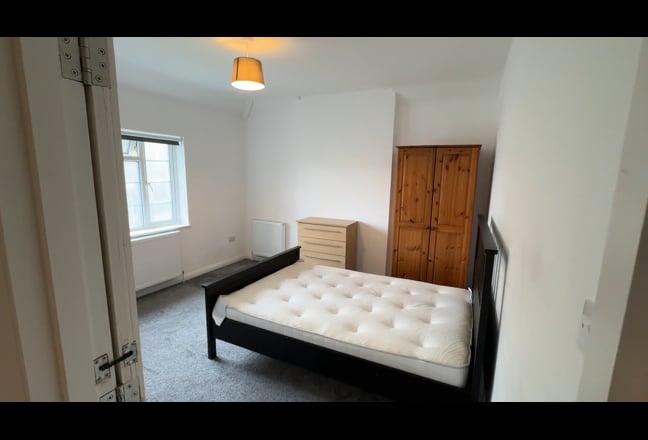 Furnished double bedroom with ensuite Main Photo