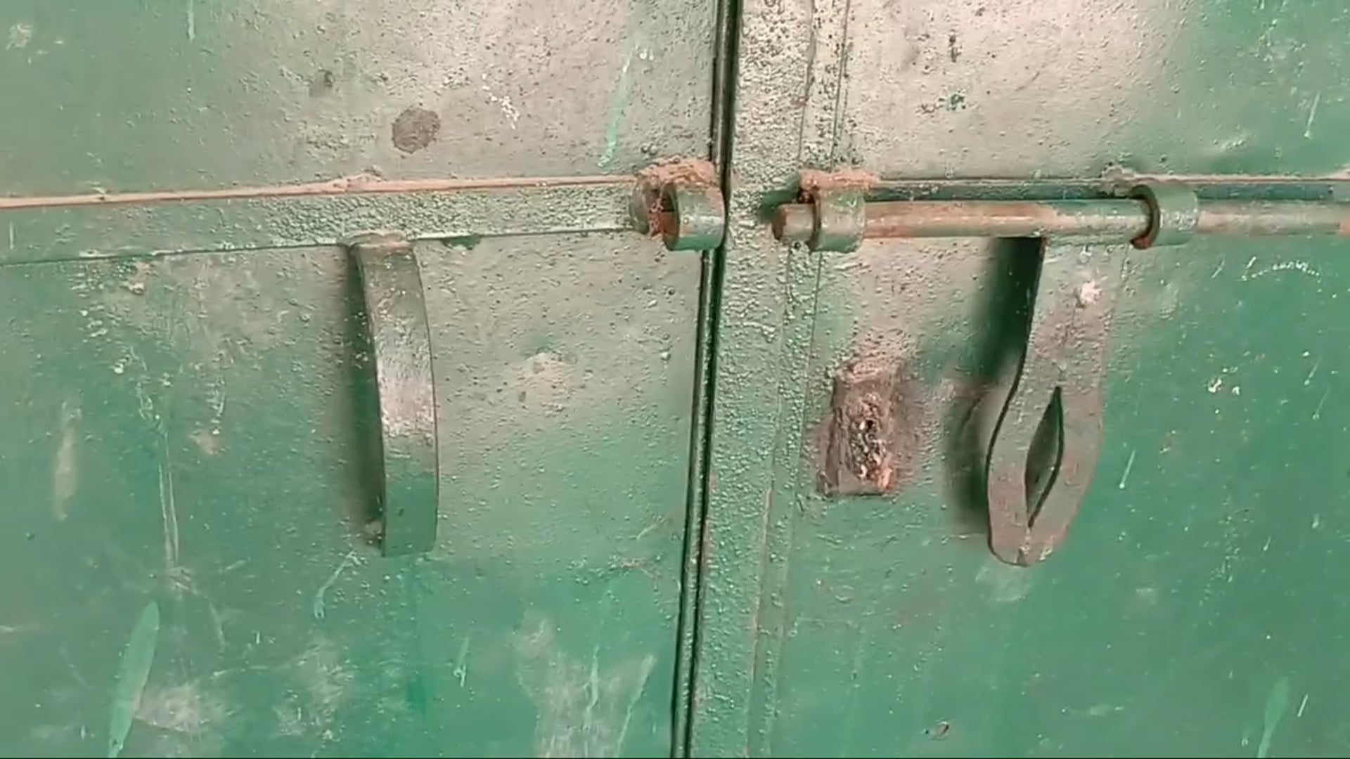 विद्यालय के स्टोर रूम का ताला तोड़कर मिड डे मील क्या चावल समेत अन्य सामानों की हुई चोरी, थाने में दिया आवेदन