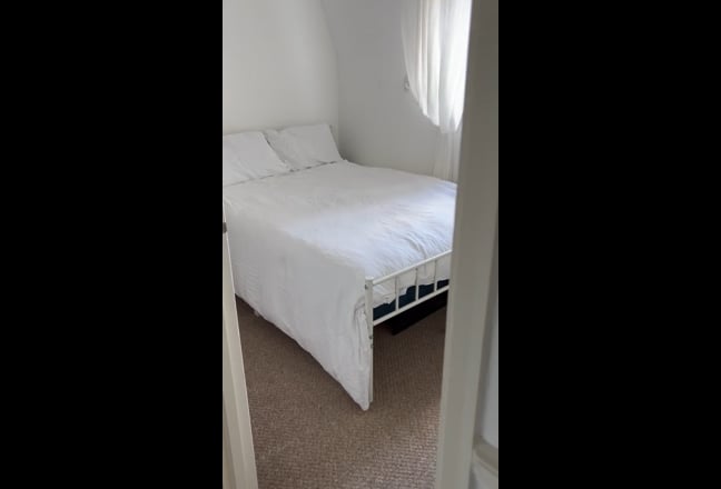 Lovely bright double room in Raynes Park Main Photo