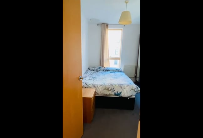 Canal view double room in Leeds City centre Main Photo