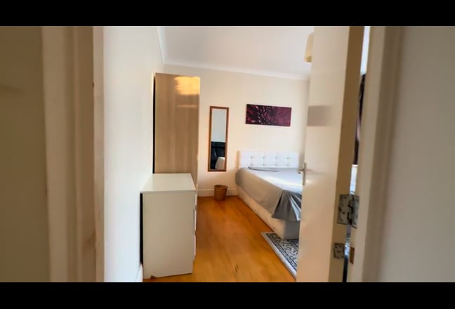 A fully furnished large double room in Hayes Main Photo