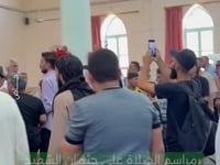 الصلاة على جثمان خليل البورداني في جامع الصفا في مدينة دير الزور
