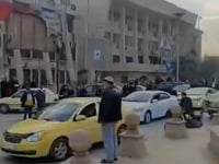 متظاهرون ينزلون علم "قسد" ويرفعون علم الثورة السورية في مدينة الحسكة بالتزامن مع إطلاق نار على المتظاهرين