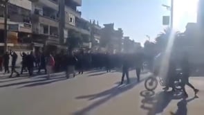 مظاهرة في مدينة دير الزور تطالب بطرد قوات سوريا الديمقراطية "قسد" من المدينة بعد سقوط النظام