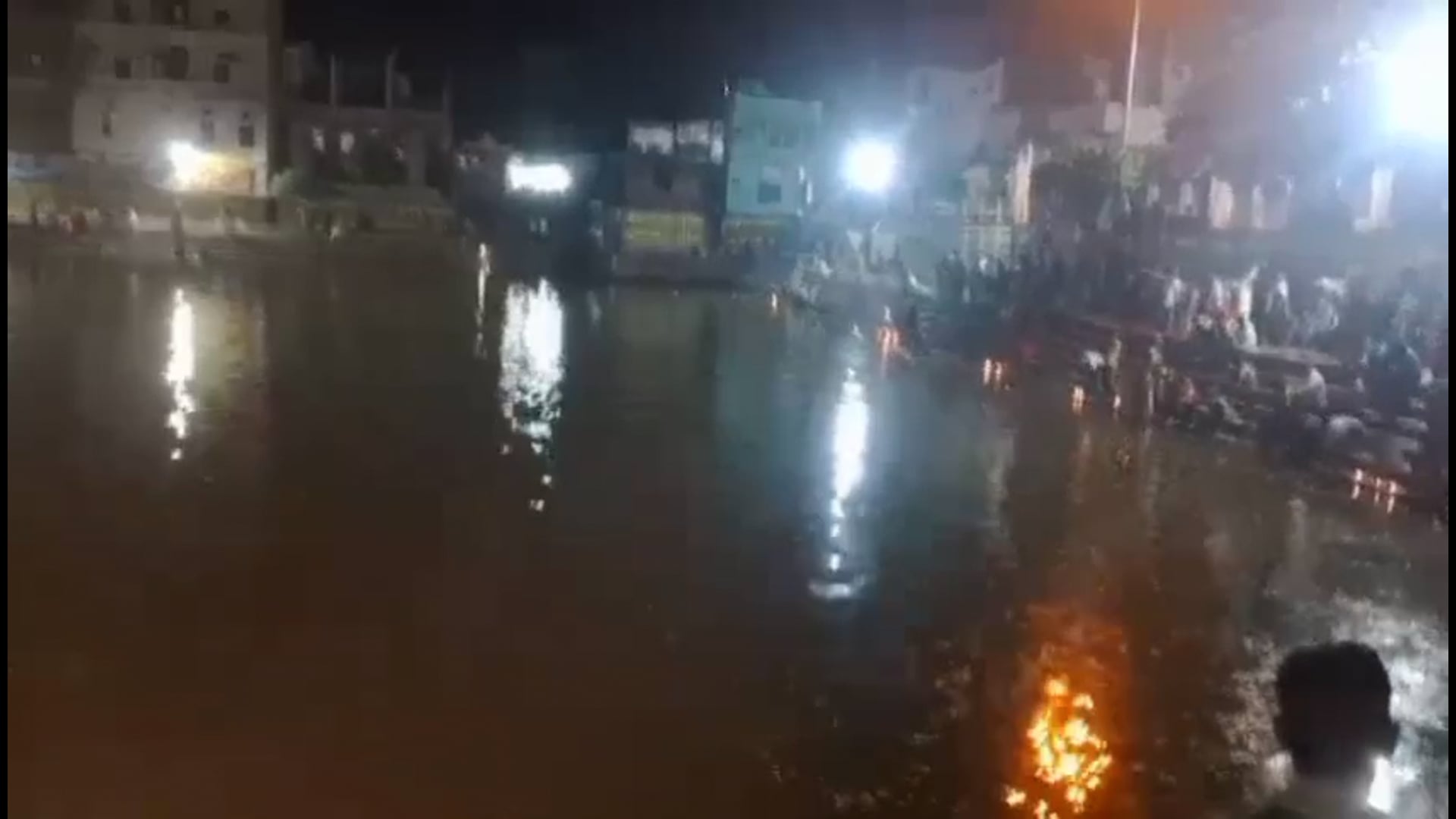 गोवर्धन राधा कुंड श्रद्धालुओं का जनसैलाब अधिक मास में राधा कुंड का भव्य नजारा 