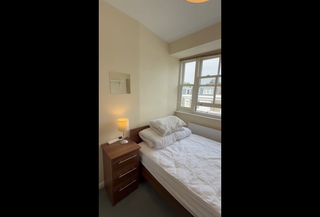 Earls Court TV room Main Photo