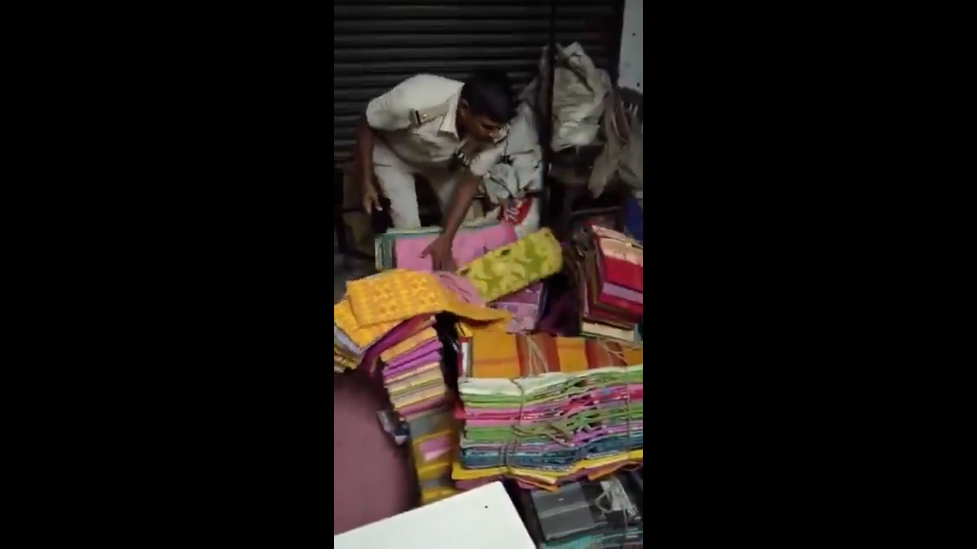 ▶️.....पुलिस से बचने के लिए साड़ी पहनकर छुप कर फरार होते हुए तो आपने कई बार लोगों को देखा होगा लेकिन यहां तो साड़ियों के ढेर के नीचे ही छुप गए थे
पुलिस से बचने के लिए TMC नेता ब्रह्मानंद चक्रवर्ती साड़ियों के ढेर के नीचे छिप गए
पुलिस ने स्थानीय लोगों से 'कट मनी' लेने के आरोप में गिरफ्तार करने आई थी ।
▶️हावड़ा, पश्चिम बंगाल◀️