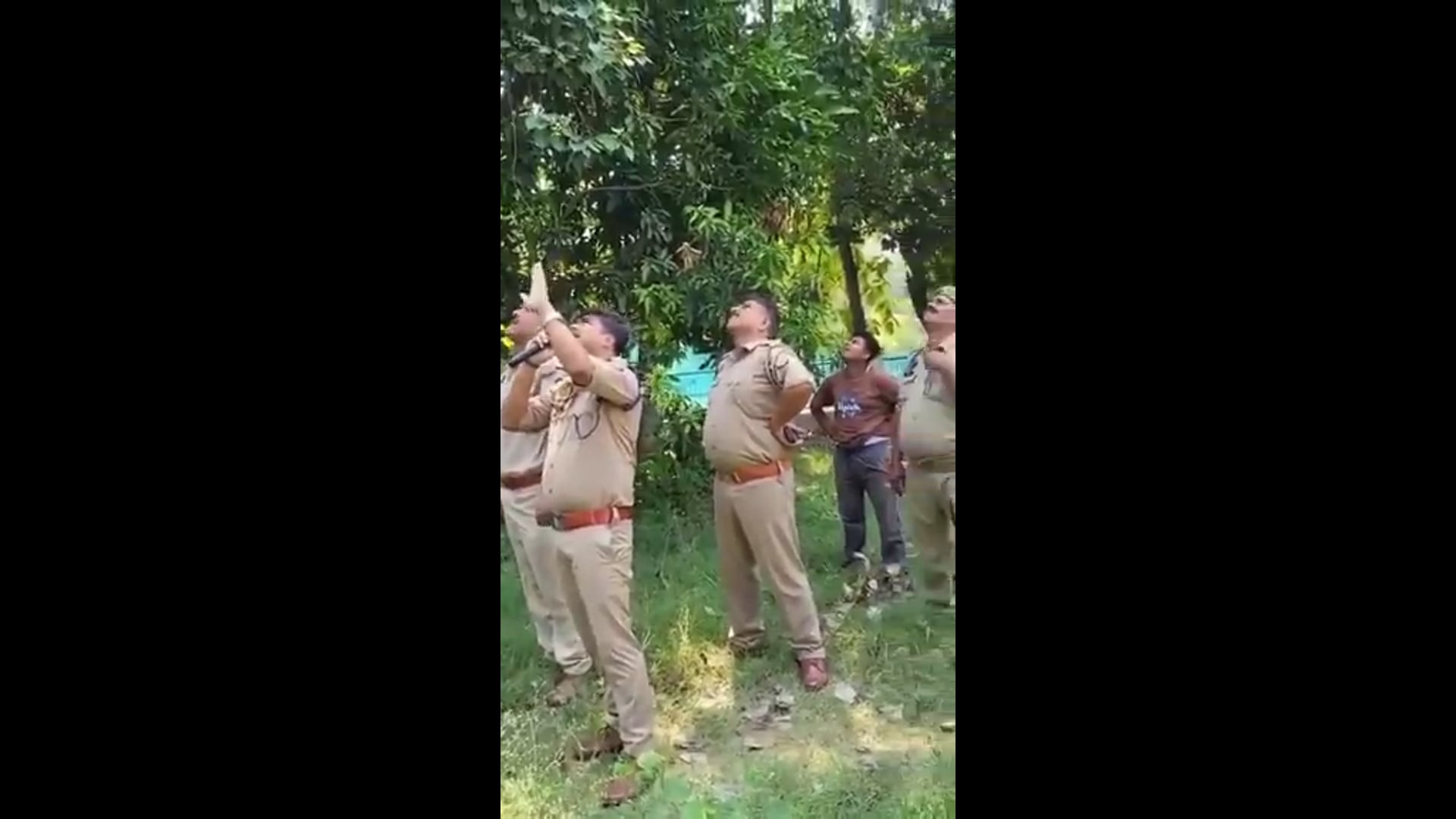 ▶️....न्याय न मिलने पर तीन साल के बच्चे को लेकर टॉवर में चढ़ी रेप पीड़िता 
उत्तर प्रदेश के गोंडा जिले में न्याय की गुहार लगाते हुए एक दुष्कर्म (रेप) पीड़िता महिला अपने 3 साल के मासूम बच्चे को साड़ी के सहारे कमर से बांधकर करीब 80 से 100 फीट ऊंचे मोबाइल टॉवर पर चढ़ गई। 
यह घटना गोंडा के नगर कोतवाली क्षेत्र स्थित रघुकुल विद्यापीठ परिसर के पास का है। लगभग 6 घंटे की भारी मशक्कत और प्रशासन के ठोस आश्वासन के बाद महिला को बच्चे सहित सुरक्षित नीचे उतारा गया।