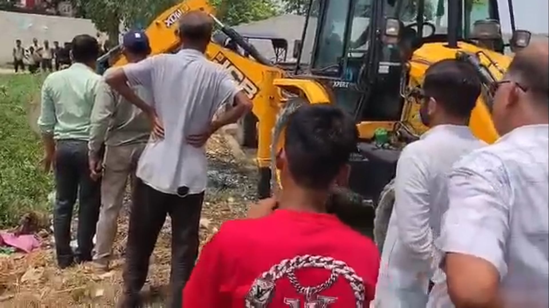 शाहजहाँपुर: विकास खण्ड मिर्जापुर के ग्राम पाहरूआ स्थित ऐतिहासिक तालाब के संरक्षण, स्वच्छता एवं सौन्दर्यीकरण अभियान का शुभारम्भ जिलाधिकारी धर्मेन्द्र प्रताप सिंह के निर्देशन में किया गया। कछुआ संरक्षण, पर्यावरण संवर्धन और जैव विविधता को बढ़ावा देने के उद्देश्य से शुरू हुए अभियान में ग्रामीणों ने श्रमदान कर तालाब की सफाई की। ब्लॉक प्रमुख प्रियांशु रघुवंशी, ग्राम प्रधान देवेन्द्र पाल सिंह और लोक भारती के आलोक मिश्रा ने तालाब संरक्षण को जनभागीदारी से सफल बनाने का आह्वान किया। अधिकारियों ने तालाब में गिरने वाली नालियों का निरीक्षण कर प्रदूषण रोकने के निर्देश भी दिए।