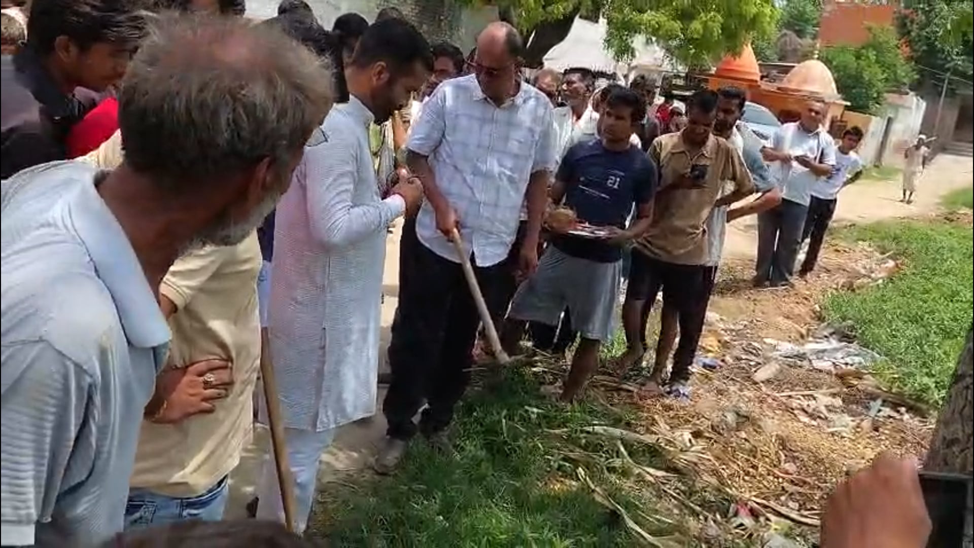 कछुआ संरक्षण के लिए ऐतिहासिक तालाब के कायाकल्प की शुरुआत

शाहजहांपुर के मिर्जापुर ब्लॉक स्थित ग्राम पाहरूआ के ऐतिहासिक तालाब में कछुआ संरक्षण, पर्यावरण संवर्धन और जैव विविधता संरक्षण के उद्देश्य से सफाई एवं सौंदर्यीकरण अभियान शुरू किया गया। जिलाधिकारी के निर्देशन में आयोजित कार्यक्रम में जनप्रतिनिधियों, अधिकारियों और ग्रामीणों ने श्रमदान कर तालाब की सफाई की तथा इसके संरक्षण का संकल्प लिया। अभियान के तहत तालाब के पुनर्जीवन, प्रदूषण नियंत्रण और सौंदर्यीकरण के लिए चरणबद्ध कार्य किए जाएंगे।