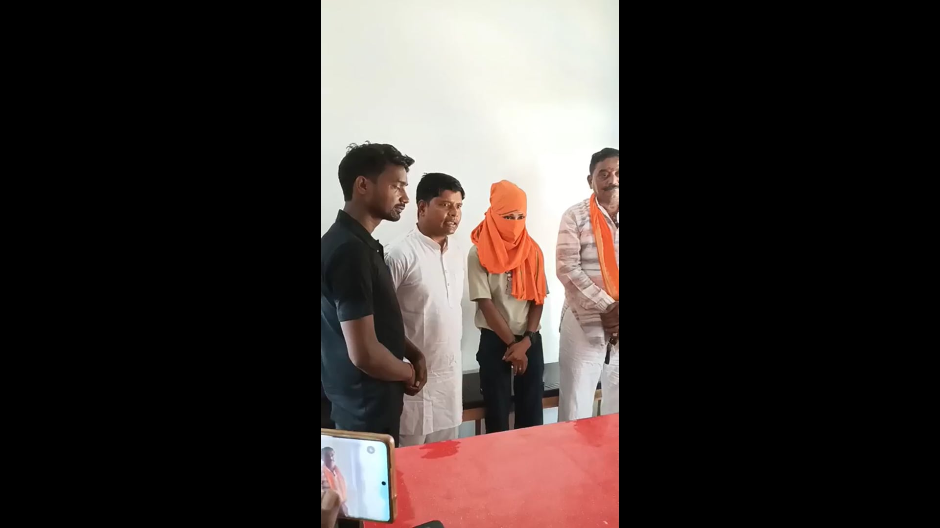 तिलहर में युवती ने दर्ज कराई शिकायत, पुलिस जांच में जुटी

तिलहर क्षेत्र की एक युवती ने थाने में शिकायत दर्ज कराते हुए अपने साथ धोखाधड़ी और उत्पीड़न के आरोप लगाए हैं। मामले को लेकर क्षेत्र में चर्चा का माहौल है। पुलिस ने शिकायत प्राप्त कर जांच शुरू कर दी है और तथ्यों के आधार पर आगे की कार्रवाई की जा रही है।