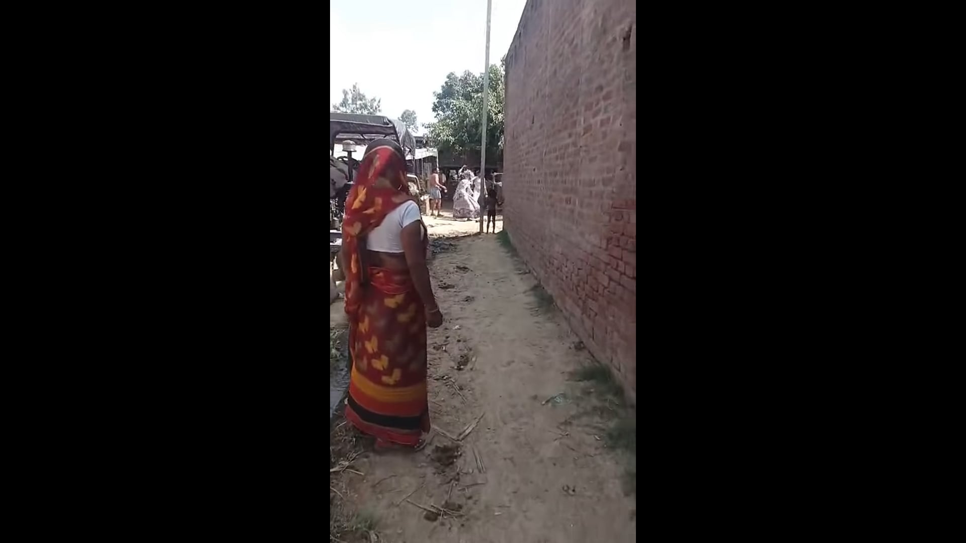 महिला ने गांव के लोगों पर मारपीट और धमकी देने का लगाया आरोप

शाहजहांपुर के मिर्जापुर थाना क्षेत्र के ग्राम मंशानगला निवासी सुनीता देवी ने क्षेत्राधिकारी जलालाबाद को प्रार्थना पत्र देकर गांव के कुछ लोगों पर मारपीट, गाली-गलौज और जान से मारने की धमकी देने का आरोप लगाया है। पीड़िता का कहना है कि वह अपने पति जयपाल महात्मा के साथ आश्रम में रहती हैं और मामले में कार्रवाई की मांग की है।