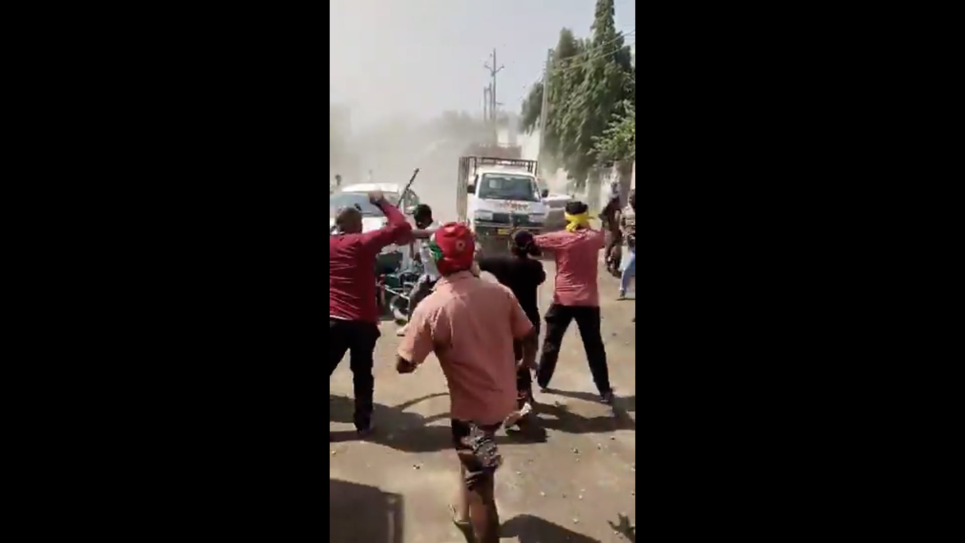 ▶️वीडियो यूपी के रायबरेली का ◀️
महिला सभासद और उनके परिवार को इस लिए पीटा जा रहा है कि उन्होंने दबंगों के खिलाफ पुलिस से शिकायत कर दी। 
जिसके बाद दबंगों बीच सड़क पर महिला सभासद और उनके परिवार को दौड़ा दौड़ा कर पीटा। 
मारपीट में महिला सभासद का देवर गंभीर रूप से हुआ घायल, मिल एरिया थाना क्षेत्र के पानी की टंकी चकधौरा की पूरी घटना