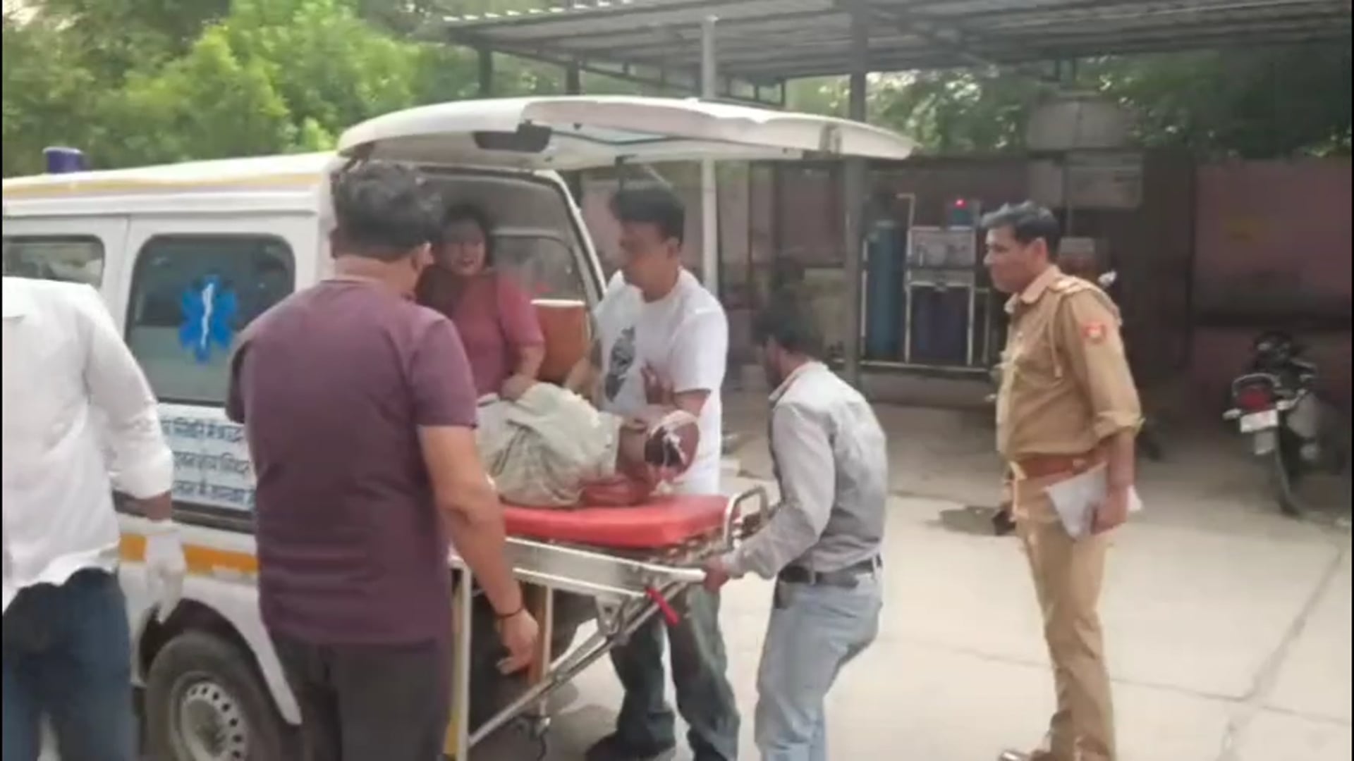 हाई अलर्ट के बीच वृंदावन में आंधी तूफान का कहर, छज्जा गिरने से कई श्रद्धालु हुए घायल।