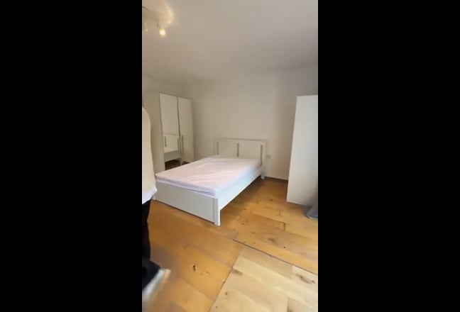 Large En Suite Room with Garden – Old Street Main Photo