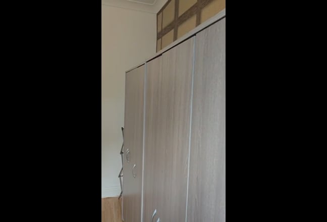 Cousy double room with large wardrobe and TV. Main Photo