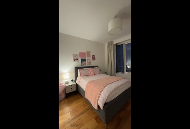 Large Double en suite Stratford Main Photo