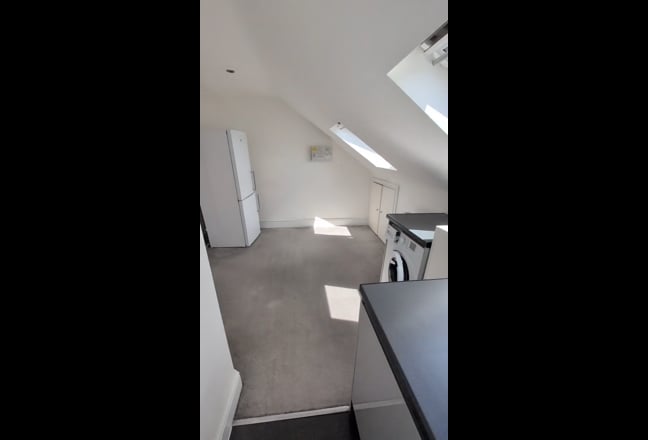 Bright 1 bedroom flat - SM6 0NN Main Photo