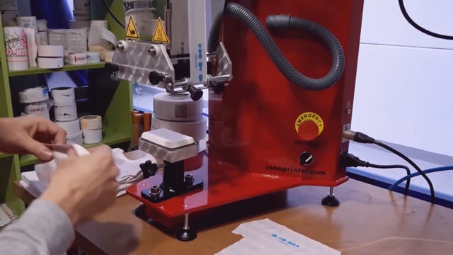 InnoPrinter MK1 heat press applying labels