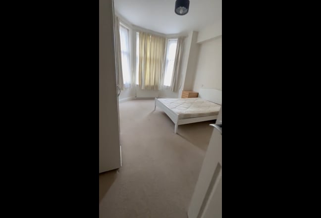 Bright & spacious furnished double ensuite room  Main Photo