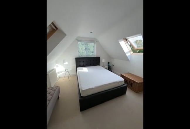 Entire Spacious  Top Floor En- suite Room Only  Main Photo