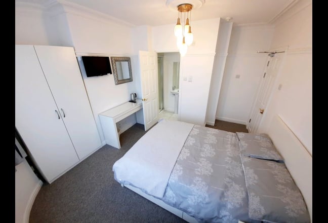 Large En-Suite Room  All Bills Inc Main Photo