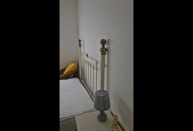 Large double Room overlooking south facing garden  Main Photo
