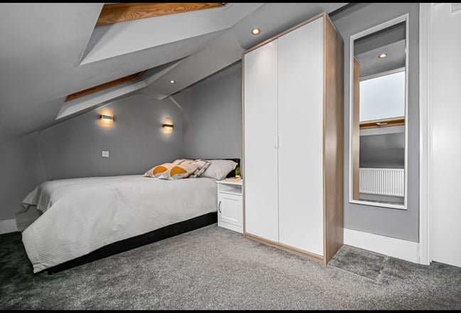 Stunning Double Room in Beautiful All-Female Home! Main Photo