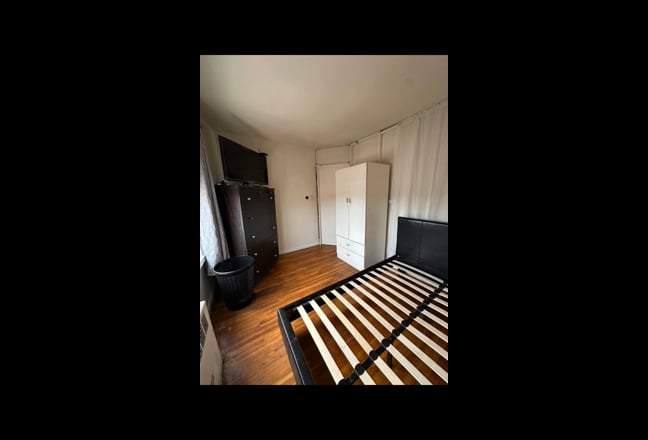 Large size room in flushing  Main Photo