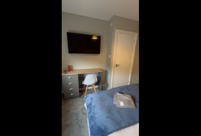 Spacious room with en-suit , Bracknell  Main Photo