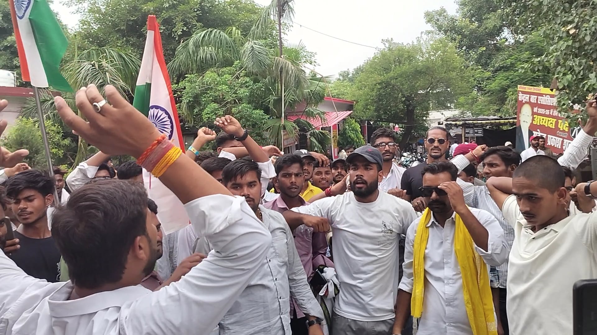शाहजहांपुर के युवा पेपर लीक को लेकर हथोड़ा चौराहे से कलेक्ट्रेट परिसर में ज्ञापन देने पहुंचे