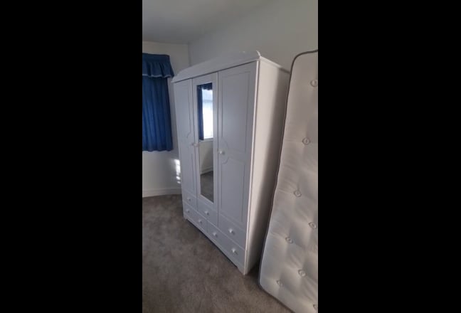 Room for rent in house near Grange Park station Main Photo