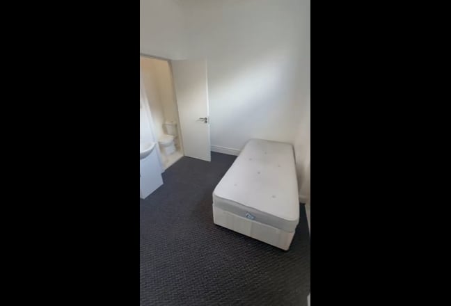 Studio Unit with En-Suite & shared Kitchen, SE23 Main Photo