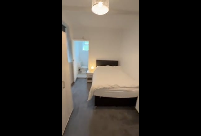 Furnished double en suite rooms in 5 bed hmo Main Photo